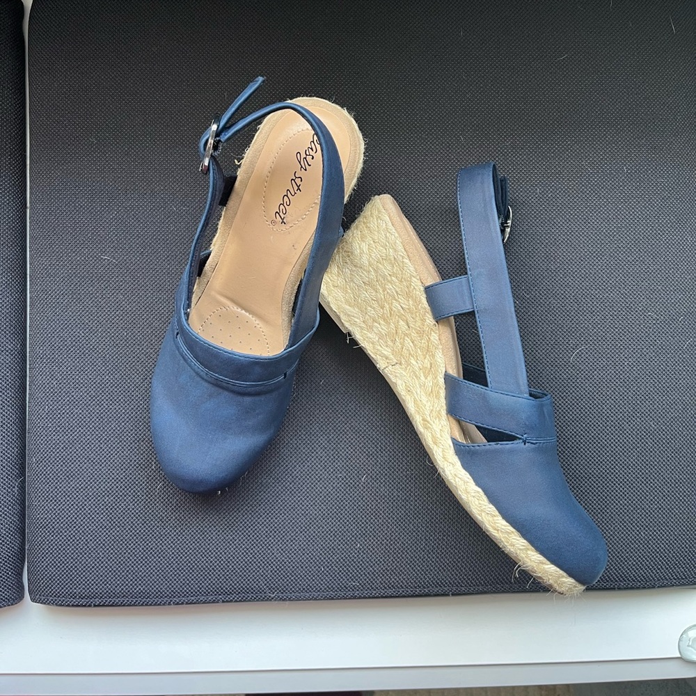 Super Comfy Never Worn Closed Toe Espadrille Clog… - image 4